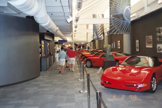 corvette_museum_01.jpg (40939 bytes)